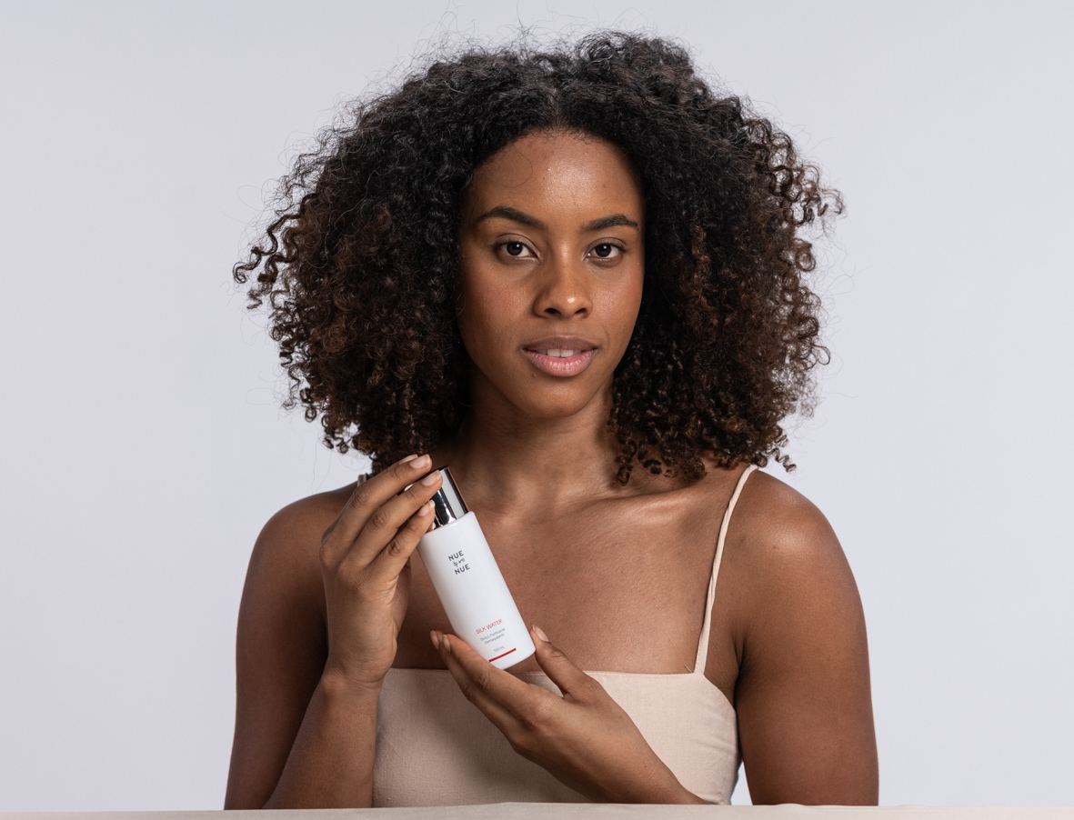 NUE NUE Silk Water — modelo apresentando o tônico
