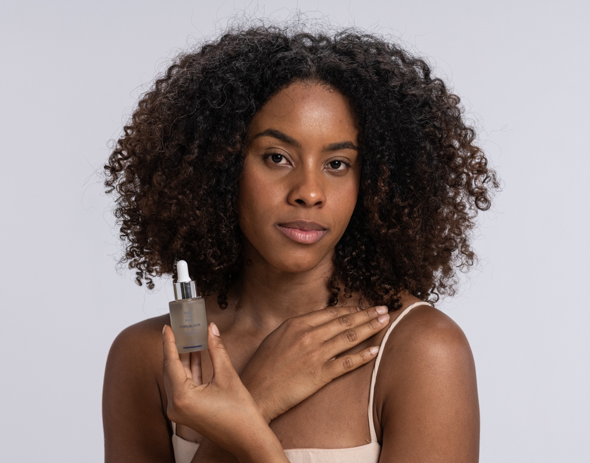 NUE NUE PDRN Bloom — modelo apresentando o sérum