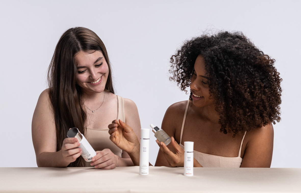 NUE NUE Kit Completo — duas pessoas explorando a rotina na mesa