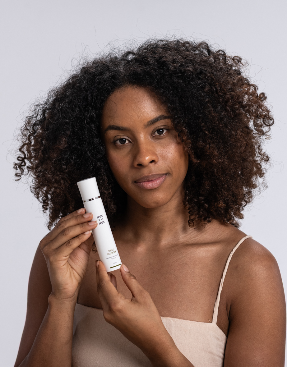 NUE NUE Cloud Cleanser — modelo apresentando o sabonete